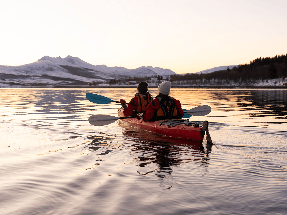 Rolig guidet vinterkajakktur fra Tromsø photo 2