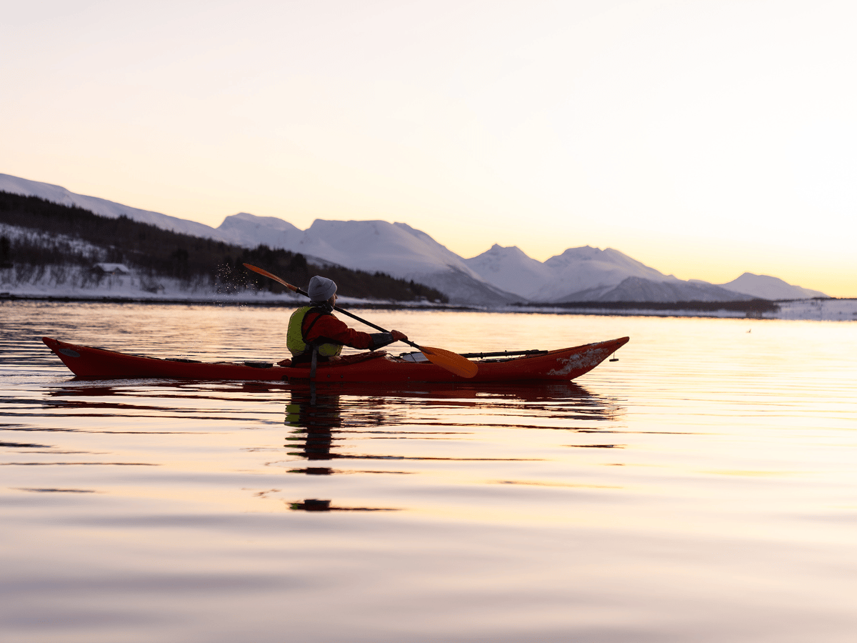 Guidet vinterkajakktur fra Sommarøy Arctic Hotel photo 2